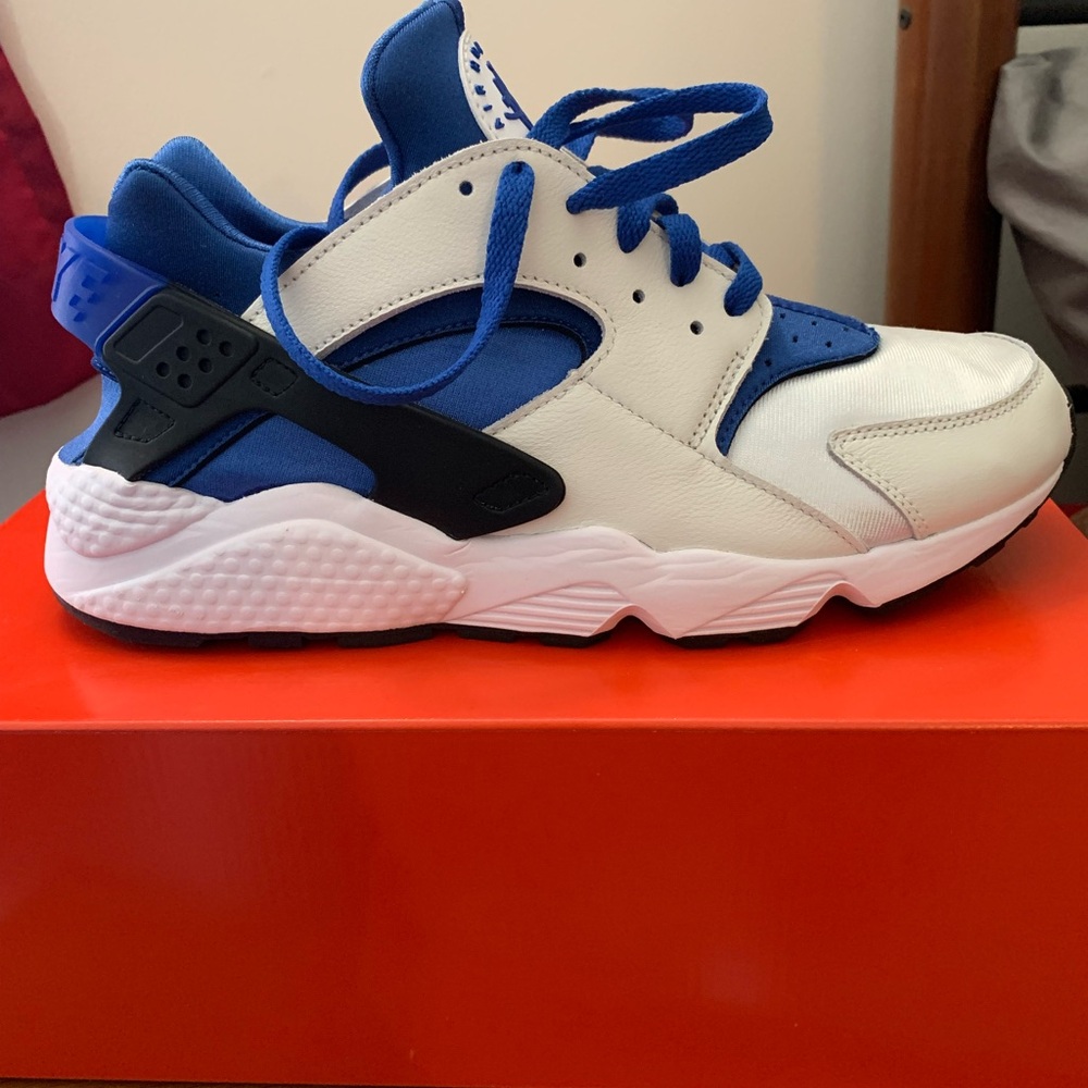 I am selling a gently worn pair of Nike Air Huarache